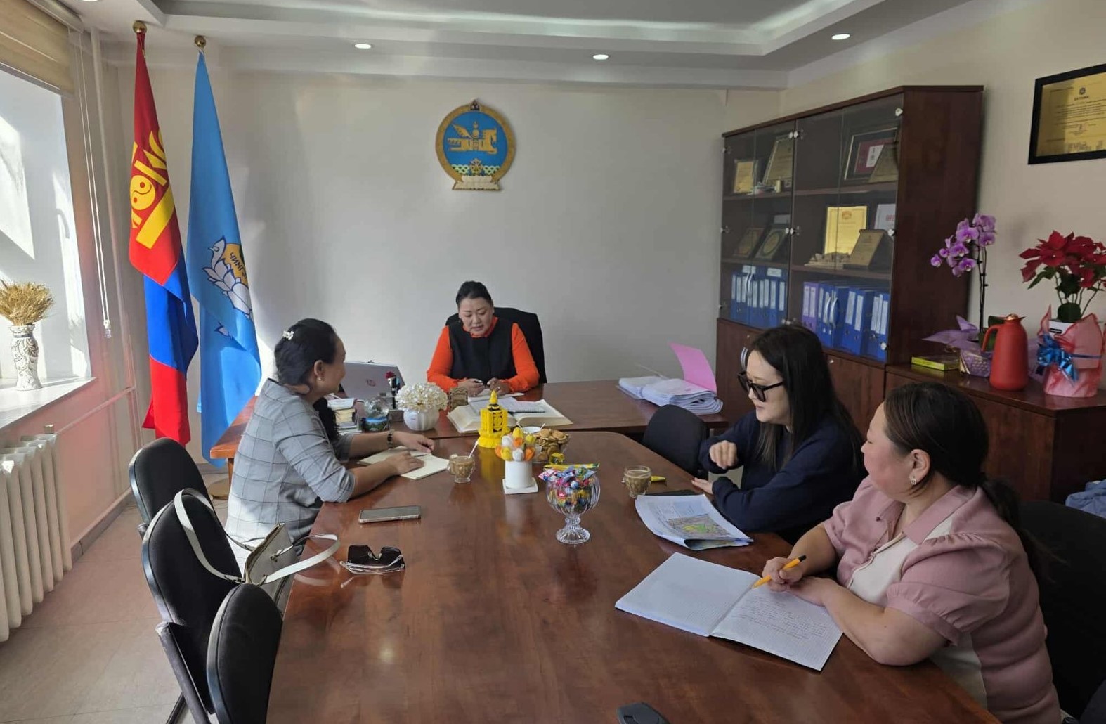 ЧДНЭ  БАРИХ АЖЛЫН ИНЖЕНЕРИЙН ШУГАМ СҮЛЖЭЭНИЙ ГАЗАР ЧӨЛӨӨЛӨЛТИЙН АСУУДЛААР ХАМТАРСАН УУЛЗАЛТ ЗОХИОН БАЙГУУЛЛАА.